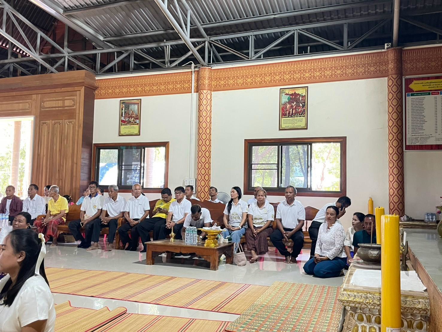 ร่วมกิจกรรมทำบุญถวายภัตตาหารเพลเด่พระภิกษุสงฆ์