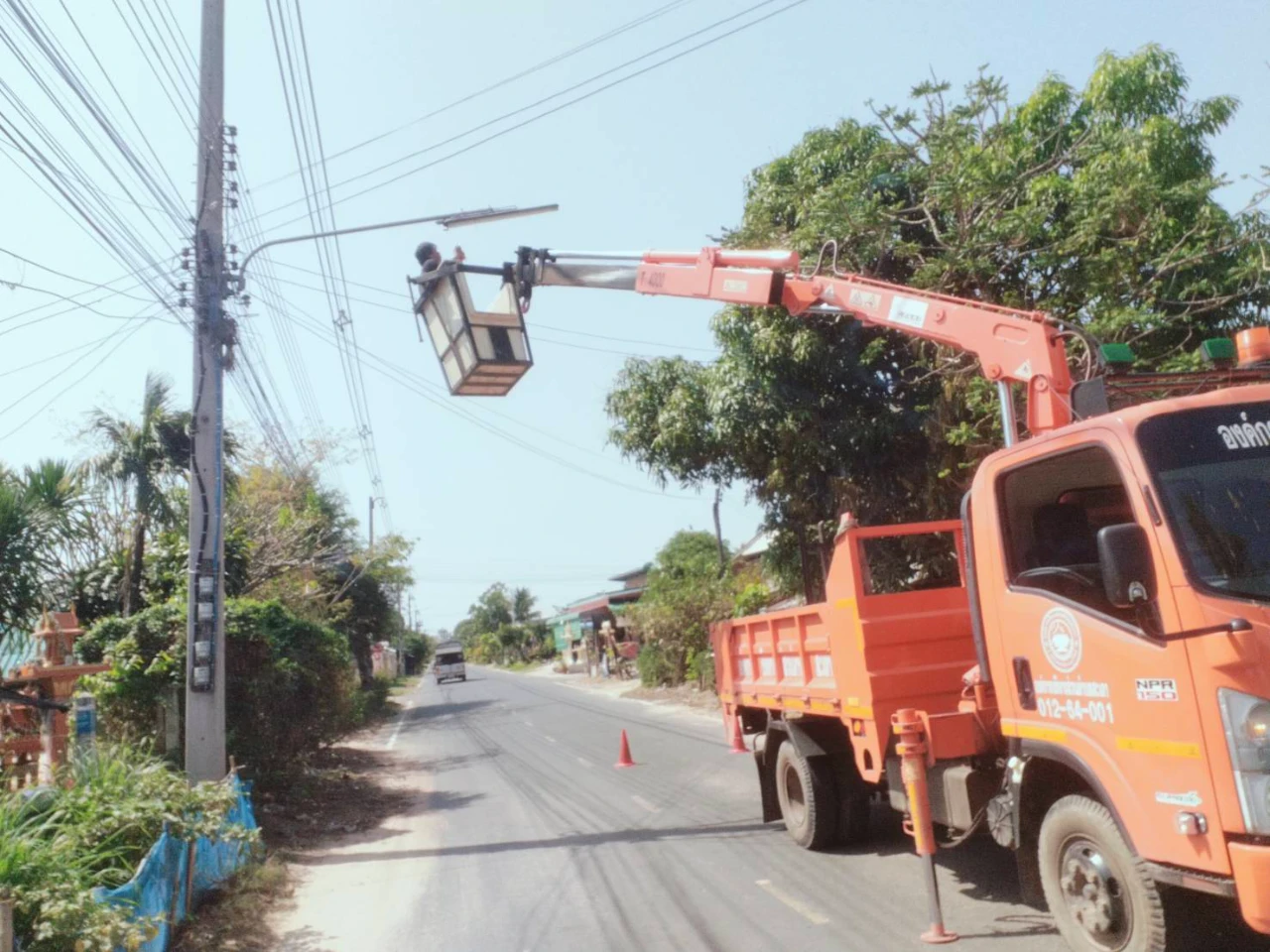 ซ่อมไฟฟ้าสาธารณะ เขต อบต.สะเดา