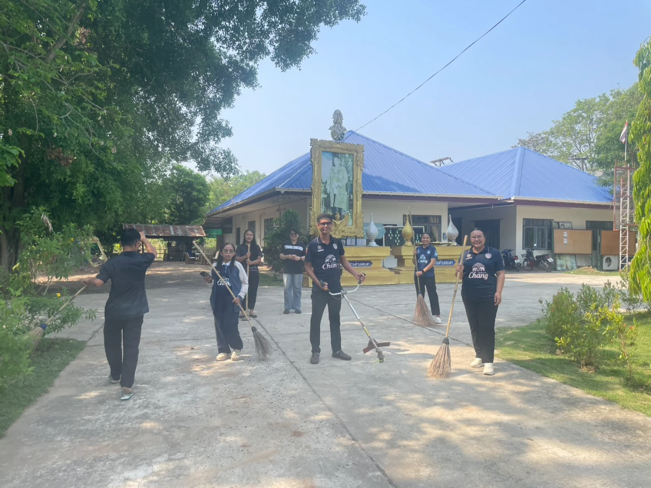 การพัฒนาและทำความสะอาดรอบอาคารสำนักงาน บริเวณหน้าสำนักงาน อบต.สะเดา เนื่องในวันท้องถิ่นไทย ประจำปี 2569